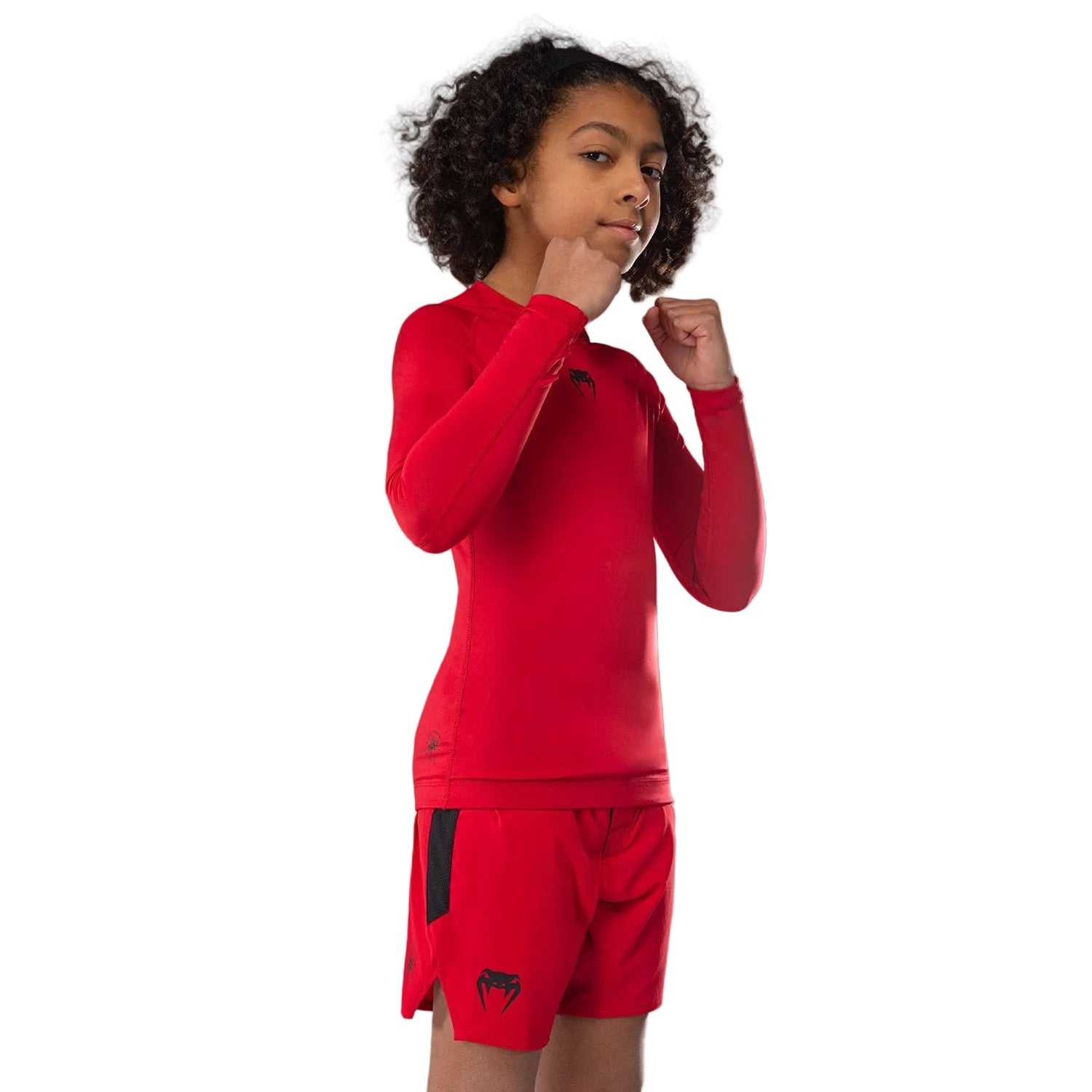Enfant portant rashguard Venum Contender rouge cerise manches longues pour jiu-jitsu et MMA