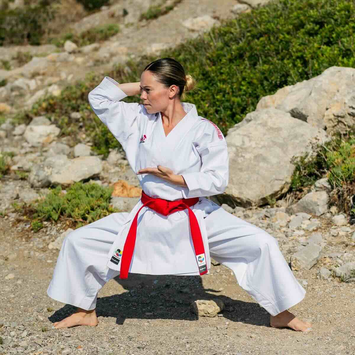 Veste Karaté FUJIMAE homologuée WKF pour compétition Kata, toile coton brossé, broderie rouge ou bleue, style japonais traditionnel.