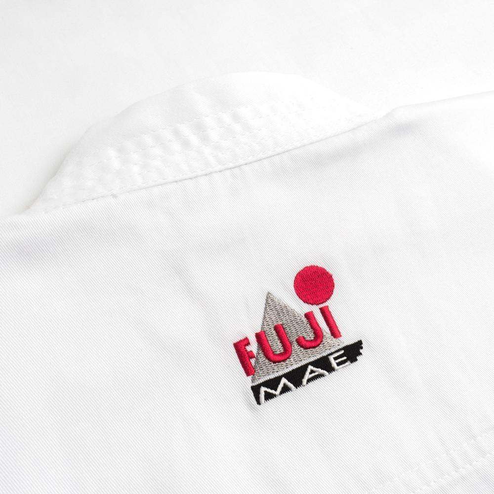 Close-up of white Kimono de Karaté FUJIMAE with red and black embroidered logo on the collar